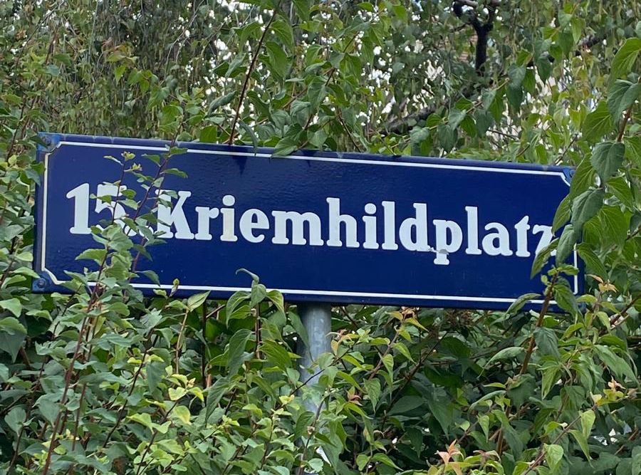 Wiener Strassenschild Kriemhildplatz